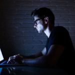 بعد أن نصبتها البلدية…محافظ كربلاء المنتهية ولايته يزيل أشجار أعياد الميلاد من شوارع  ومطاعم المحافظة
