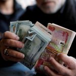 العملة الخضراء تتراجع لكنها تتمسك بالبقاء قرب أعلى مستوى في أسبوعين