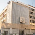 النفط يفتتح الأسبوع على ارتفاع وخام البصرة يسجل 63 دولاراً
